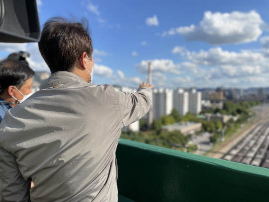 오세훈 서울시장이 13일 오후 서울 동북권 신도심(창동·상계 일대) 개발사업 현장을 방문해 주변을 둘러보고 있다.